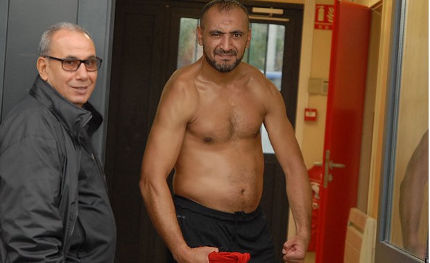 Rachid Benayen a montré les muscles en marquant à la quetre-vingt neuvième minute de jeu pour le FC Vaulx Rachid Benayen a montré les muscles en marquant à la quetre-vingt neuvième minute de jeu pour le FC Vaulx