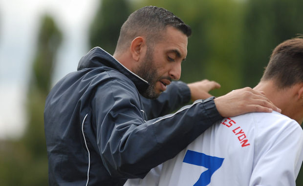 Hosni Sassi, l'entraîneur du FC Sainte-Foyl les Lyon