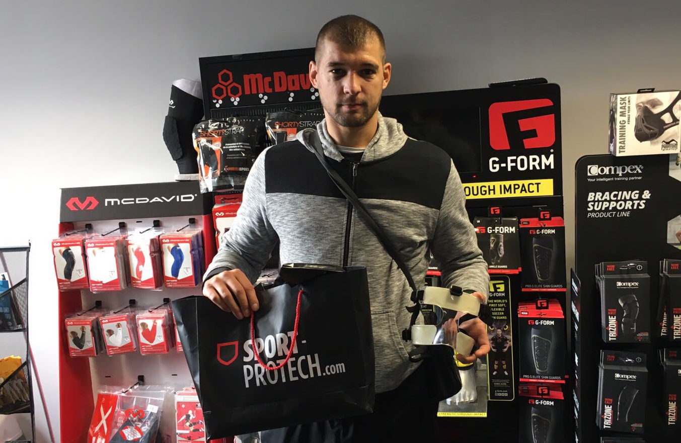Blessé au nez, Cédric Chevallier est venu chercher un masque de protection chez Sport Protech pour pouvoir continuer à jouer... protégé ! Blessé au nez, Cédric Chevallier est venu chercher un masque de protection chez Sport Protech pour pouvoir continuer à jouer... protégé !