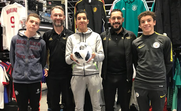 Rayan Aissani (avec le ballon coupe du Monde) entouré de France Vanderveken (responsable des magasin Espace Foot) et de Logan Vaison (Espace Foot Lyon)