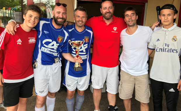 Le trophée de la buvette pour la société Lombardini (4ème du tournoi) Le trophée de la buvette pour la société Lombardini (4ème du tournoi)