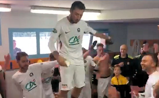 Cyril Badoil et le FC Val Lyonnais seront au sixième tour de la Coupe de France pour la première fois de leur histoire. Cyril Badoil et le FC Val Lyonnais seront au sixième tour de la Coupe de France pour la première fois de leur histoire.