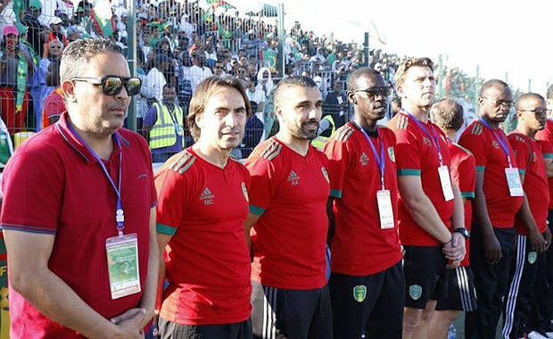 Ahmed Aït Ouarab avec le staff mauritanien (3ème en partant de la gauche)