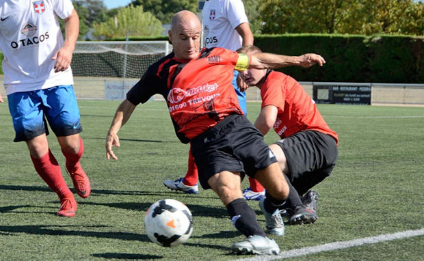TRIBUNES LAuRA Foot - A 49 ans, il joue toujours en R3 ! TRIBUNES LAuRA Foot - A 49 ans, il joue toujours en R3 !