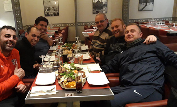 Nicolas Crouzet (à droite) en compagnie du staff de l'AS Bellecour-Perrache dont Nasser Sellidj (2ème en partant de la gauche)