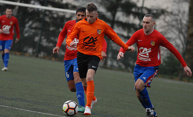 Deux accélérations de Lerouge ont permis au FC Croix-Roussien de faire la différence Deux accélérations de Lerouge ont permis au FC Croix-Roussien de faire la différence