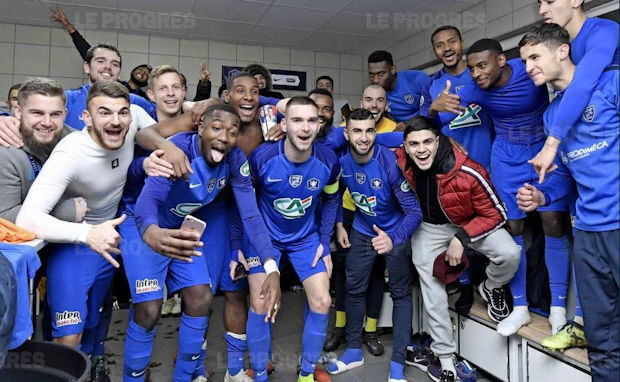 La joie dans le vestiaire du FC Villefranche (photo Le Progrès)