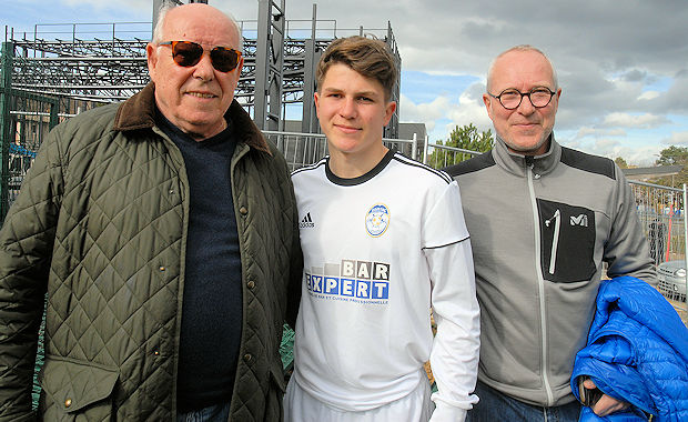 De gauche à droite Louba Mihajlovic, le grand père (ex OL), Martin, le petit-fils (FC DOMTAC) et Viva, le fils de Louba et père de Martin.