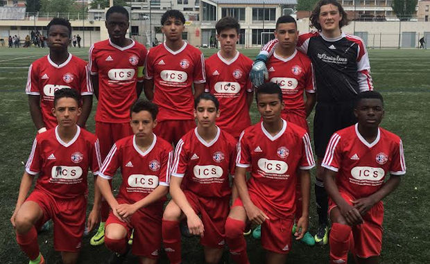 Tom Negrel avec les U15 de l'AS Motchat (crédit photo club)