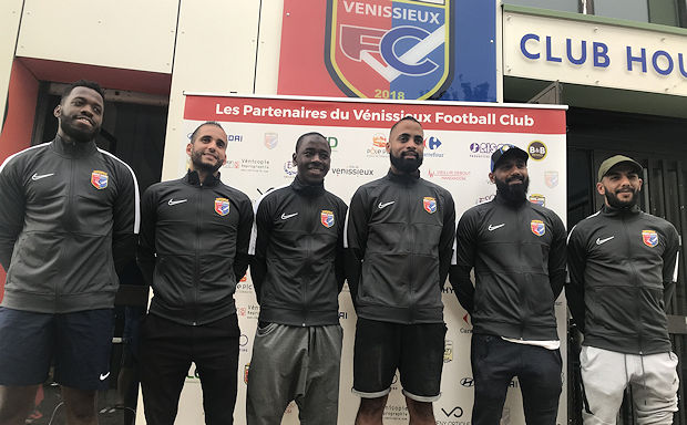 Les recrues avec de gauche à droite Ibrahim Souare, Mourad Benhamida, Jonathan Teka-Basi, Jnathan Salomon, Gérald Roseau et Farid Tahlaoui (absents Anthony Mauvernay et Lucas Vignally)