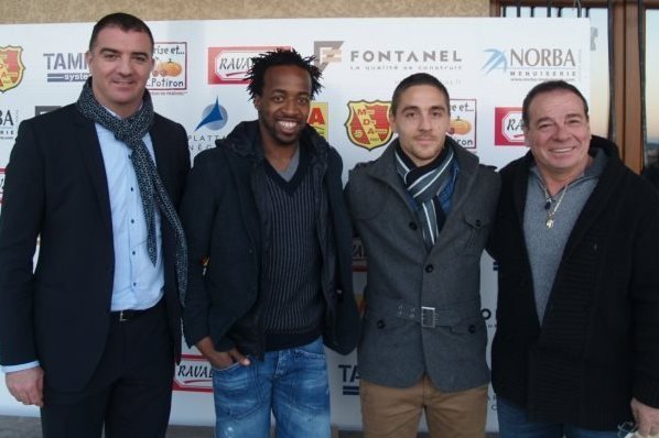 Avec Jocelyon Fontanel, Yoann Gomez et Dumé Giuly lors de la signature à MDA Chasselay Avec Jocelyon Fontanel, Yoann Gomez et Dumé Giuly lors de la signature à MDA Chasselay
