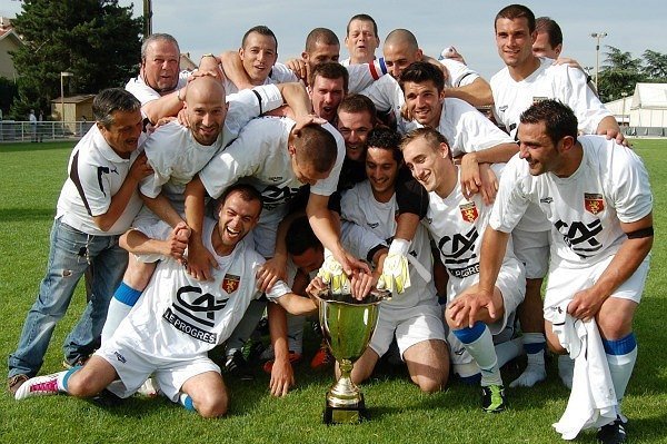 Vainqueur de la coupe du Rhône 2011 avec le FC Limonest (photo DR) Vainqueur de la coupe du Rhône 2011 avec le FC Limonest (photo DR)