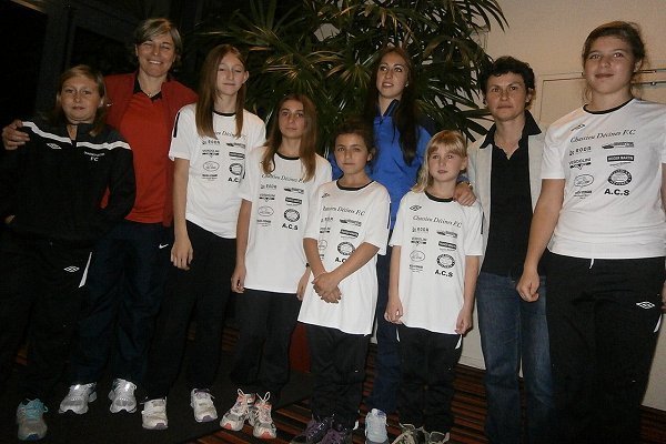 Cécile Locatelli, Estelle Laurier et Mylène Chauvot en compagnie de jeunes filles présentes Cécile Locatelli, Estelle Laurier et Mylène Chauvot en compagnie de jeunes filles présentes